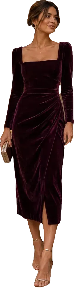 Invitada con vestido midi de terciopelo burdeos